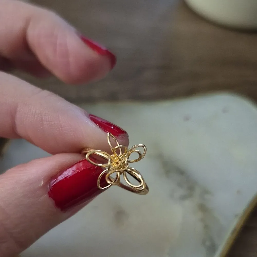 ♡♡♡Handcrafted Gold-Tone Wire Flower Ring
